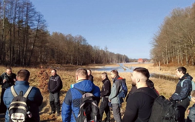 Leśnymi drogami pielgrzymi przeszli ponad 10 kilometrów.