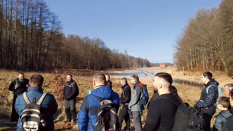 Leśnymi drogami pielgrzymi przeszli ponad 10 kilometrów.