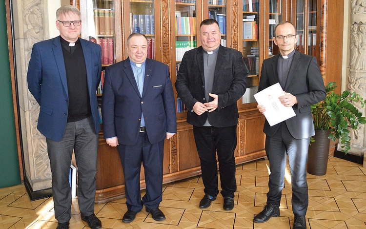 Podpisanie stosownych dokumentów przekazania świątyni odbyło się w Kurii Metropolitalnej w Katowicach, a w spotkaniu uczestniczyli (od lewej): ks. Andrzej Kumor, oficjał Sądu Metropolitalnego w Katowicach, ks. Taras Yavorsky, duszpasterz greckokatolickiej wspólnoty, ks. Maciej Kuś, proboszcz ex currendo parafii św. św. Cyryla i Metodego na Załęskiej Hałdzie, i ks. Tomasz Wojtal, kanclerz Kurii Metropolitalnej w Katowicach.