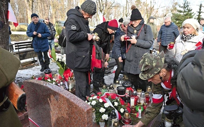 Po uroczystości na grobach bohaterów pojawiły się kwiaty i znicze. 