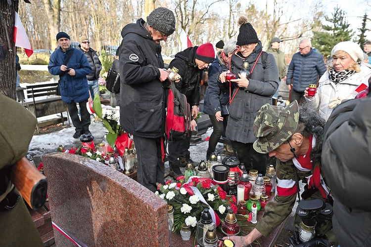 Po uroczystości na grobach bohaterów pojawiły się kwiaty i znicze. 