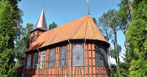 Ta świątynia  to nie tylko świadek burzliwych dziejów regionu, ale także skarbnica sztuki sakralnej.  