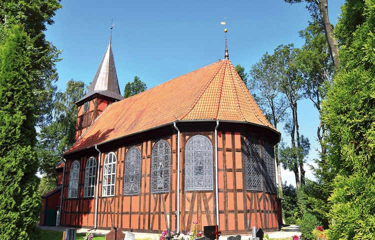 Ta świątynia  to nie tylko świadek burzliwych dziejów regionu, ale także skarbnica sztuki sakralnej.  