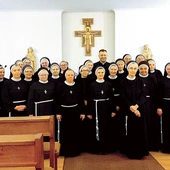 Siostry podkreślają, że franciszkańska droga prostoty, modlitwy i służby drugiemu człowiekowi pozostaje aktualnym wezwaniem także dla współczesnego świata.