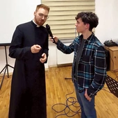  Nastolatek rozmawiający z ks. Emilem Dudkiem w czasie wydarzenia. 