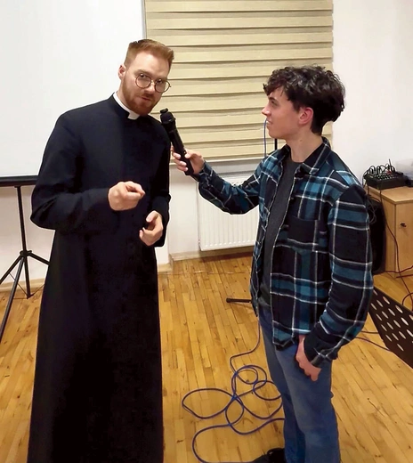  Nastolatek rozmawiający z ks. Emilem Dudkiem w czasie wydarzenia. 