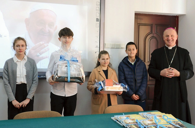 Nagrody laureatom i wyróżnionym wręczał bp Marek Solarczyk.