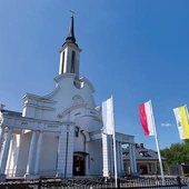 Ważnym elementem życia duchowego sanktuarium są nabożeństwa do św. Jana Pawła II, podczas których wierni doświadczają mocy wstawiennictwa swojego patrona. Duchowość tego miejsca dopełniają Izba Pamięci poświęcona Janowi Pawłowi II i Bitwie Warszawskiej oraz edukacyjna ścieżka historyczna, wkomponowana w architekturę i wystrój kościoła.