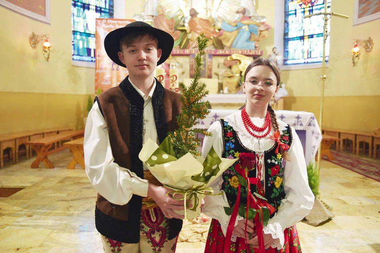 Młodzi z parafii Kamienica z sadzonką cisa i różą. Cisy będą rosły wokół kościoła, a róża zostanie podarowana rodzicom.