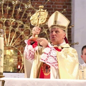 Bp Marek Solarczyk udzielił błogosławieństwa relikwiami opiekuna Radomia i diecezji.