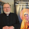 Ks. Szczęsny na tle wizerunku Matki Wielkiego Stepu.