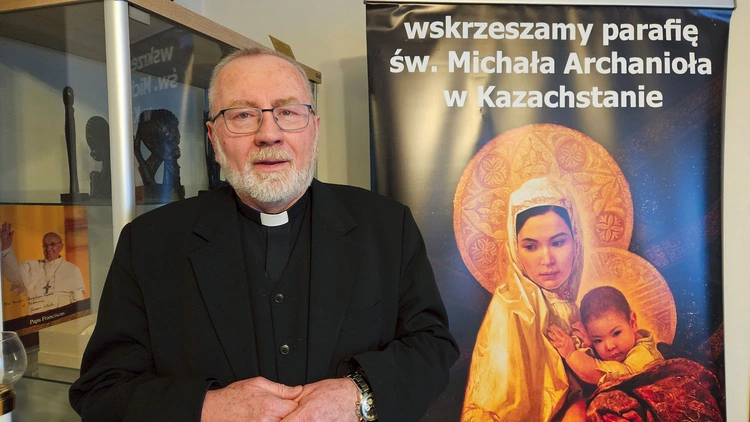 Ks. Szczęsny na tle wizerunku Matki Wielkiego Stepu.