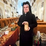 S. Kujawska prezentuje wyroby wykonane przez betlejemskich chrześcijan.