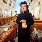 S. Kujawska prezentuje wyroby wykonane przez betlejemskich chrześcijan.
