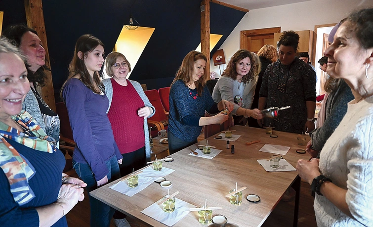 Po konferencji nyską „Mamitę” wypełnił zapach olejków eterycznych i samodzielnie robionych świec.