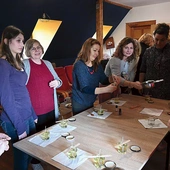 Po konferencji nyską „Mamitę” wypełnił zapach olejków eterycznych i samodzielnie robionych świec.