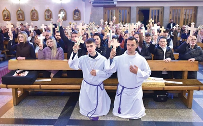 Podczas adoracji Najświętszego Sakramentu uczestnicy modlitwy wyznali swoją wierność krzyżowi Chrystusa.