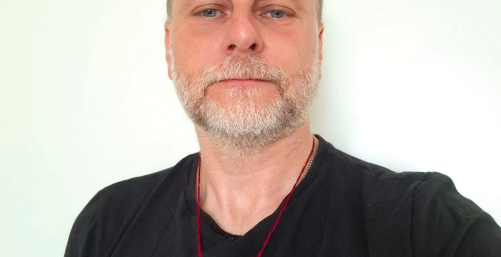  – Noszę szkaplerz od lat i czuję, że mnie chroni. Mając go na sobie, rozmyślam o męce Pana Jezusa codziennie, tak jak codziennie On za mnie umiera. Przez krzyż przychodzi cierpienie, ale też miłosierdzie i ogrom łask – mówi Dariusz Kukawski.