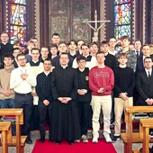 Grupa 16 chłopaków stworzyła wspólnotę braterstwa.