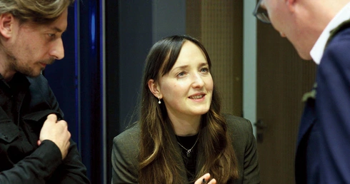 Tetiana Kolesnychenko, Maciej Stanik (z lewej) w rozmowie z dr Piotrem Stankiem z Centralnego Muzeum Jeńców Wojennych w Opolu.