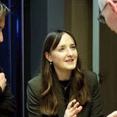 Tetiana Kolesnychenko, Maciej Stanik (z lewej) w rozmowie z dr Piotrem Stankiem z Centralnego Muzeum Jeńców Wojennych w Opolu.