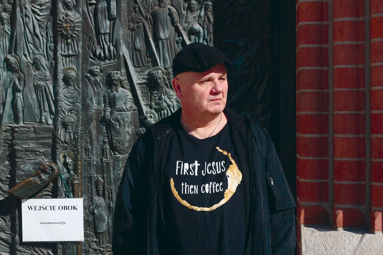 Opolski twórca przed drzwiami opolskiej katedry.