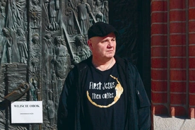 Opolski twórca przed drzwiami opolskiej katedry.