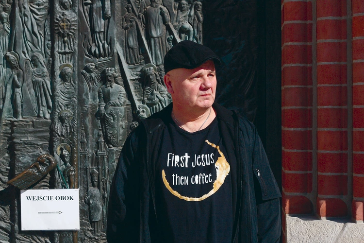 Opolski twórca przed drzwiami opolskiej katedry.