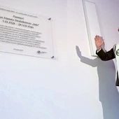 Kapelan wojskowy ks. ppor. Przemysław Cios pobłogosławił tablicę.