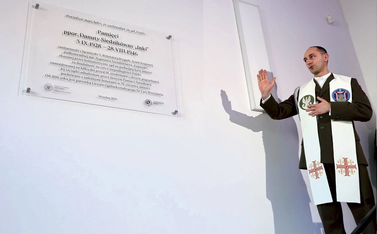 Kapelan wojskowy ks. ppor. Przemysław Cios pobłogosławił tablicę.