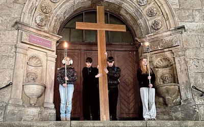 W tym roku rozważania dotykały grzechu wzroku. – Grzech oczu zaczyna się od obojętności, od patrzenia bez odpowiedzialności. To, na co patrzymy, wchodzi do naszego serca – mówił ks. Paweł Szumowski.