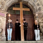 W tym roku rozważania dotykały grzechu wzroku. – Grzech oczu zaczyna się od obojętności, od patrzenia bez odpowiedzialności. To, na co patrzymy, wchodzi do naszego serca – mówił ks. Paweł Szumowski.