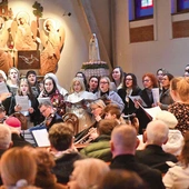 Na zakończenie 50 uczestników zaprosiło mieszkańców parafii i miasta do wspólnej modlitwy.