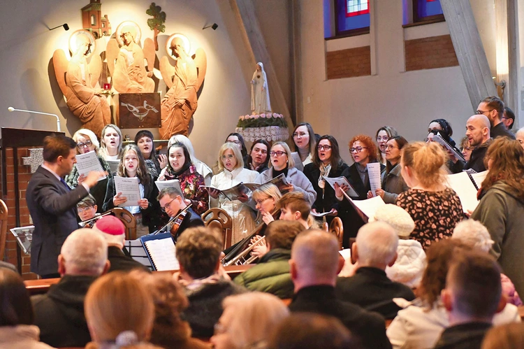 Na zakończenie 50 uczestników zaprosiło mieszkańców parafii i miasta do wspólnej modlitwy.