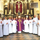 Panowie pochodzą z parafii św. Stanisława Kostki w Rypinie, św. Zygmunta w Płocku, św. Marcina w Słupnie, Świętego Krzyża w Płocku, Narodzenia NMP w Popowie Kościelnym, św. Anny w Serocku, św. Apolonii w Borkowie oraz św. Maksymiliana Marii Kolbego w Modlinie Starym i w Płocku.