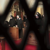 Krakowskie klaryski podczas modlitwy południowej w klasztornej kaplicy.