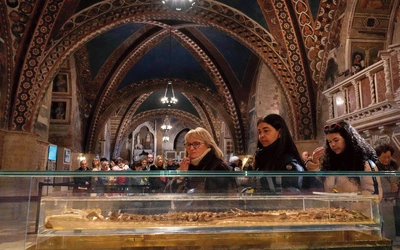 Odbudowywanie Kościoła Franciszek zaczął od przemiany siebie. To wskazówka dla jego czcicieli i naśladowców, którzy tłumnie przybywają do Asyżu, aby uczcić jego relikwie.