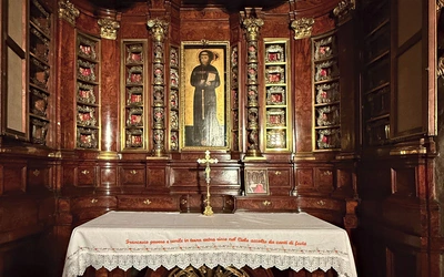 Ołtarz z relikwiami i kopią obrazu kanonizacyjnego św. Franciszka. Są tu także relikwie innych świętych.