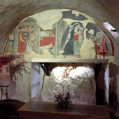 Franciszek łączy tajemnicę Wcielenia z tajemnicą Eucharystii. W obu przypadkach niewidzialny Bóg staje się widzialny i bliski. Tę prawdę wyraził w Greccio, gdzie urządził żywą szopkę, nad którą w noc Bożego Narodzenia została odprawiona Msza św. Na zdjęciu: Kaplica Szopki Bożonarodzeniowej w Greccio. Pod  ołtarzem widoczna jest skała, na której Franciszek umieścił figurę symbolizującą Dzieciątko Jezus.