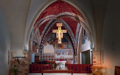 Ukrzyżowanie z San Damiano ma 210 cm wysokości i 130 cm szerokości. Zostało namalowane temperą na płótnie przymocowanym do drewna orzechowego. Powstało zapewne w ostatnich latach XII wieku, za życia św. Franciszka. Ikona znajduje się obecnie w Bazylice św. Klary w Asyżu.