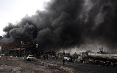 Kłeby czarnego dymu nad Teheranem