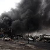 Kłeby czarnego dymu nad Teheranem