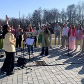 Chór "Skrzydła" zaśpiewał dla pacjentów głogowskiego hospicjum