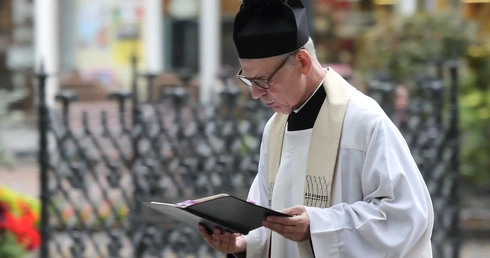 Strój wymowny. Sutanna – świadectwo wiary czy niepotrzebny dystans?