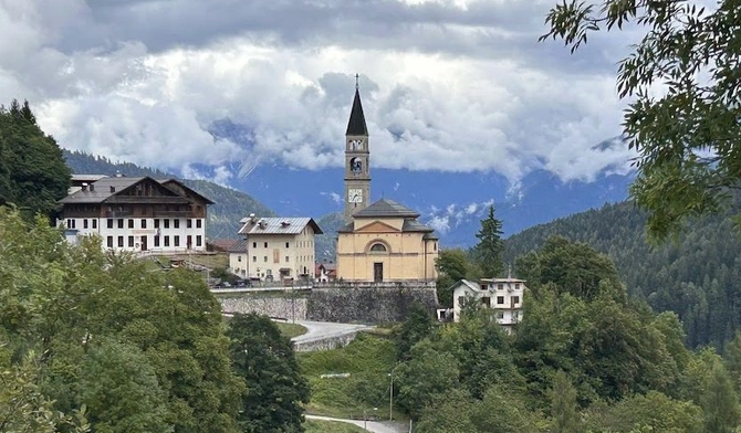 Wiejski kościół we włoskich Alpach