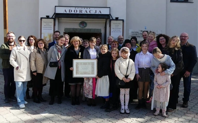 Jadwiga Tomala z najbliższymi, przyjaciółmi i znajomymi w dniu wręczenia jej papieskiego odznaczenia.