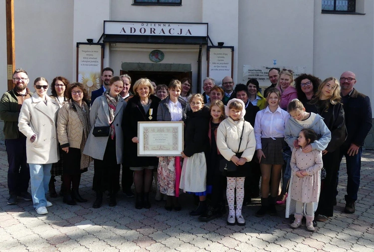 Jadwiga Tomala z najbliższymi, przyjaciółmi i znajomymi w dniu wręczenia jej papieskiego odznaczenia.