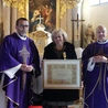 Jadwiga Tomala z ks. kanclerzem Adamem Bieńkiem (L) i ks. proboszczem Jerzym Pytraczykiem (P).