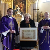 Jadwiga Tomala z ks. kanclerzem Adamem Bieńkiem (L) i ks. proboszczem Jerzym Pytraczykiem (P).