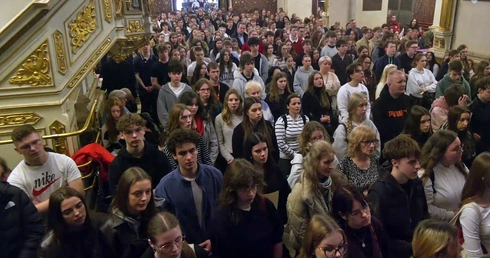 Pielgrzymka maturzystów na Jasną Górę. Bp Kiciński: Jestem z was dumny, że znajdujecie czas dla Boga